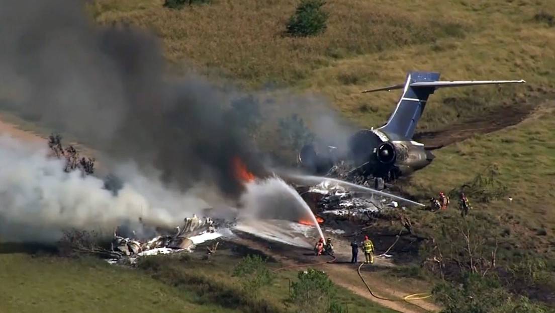 Se estrella e incendia en Texas un avión con 21 personas a bordo y todas sobreviven