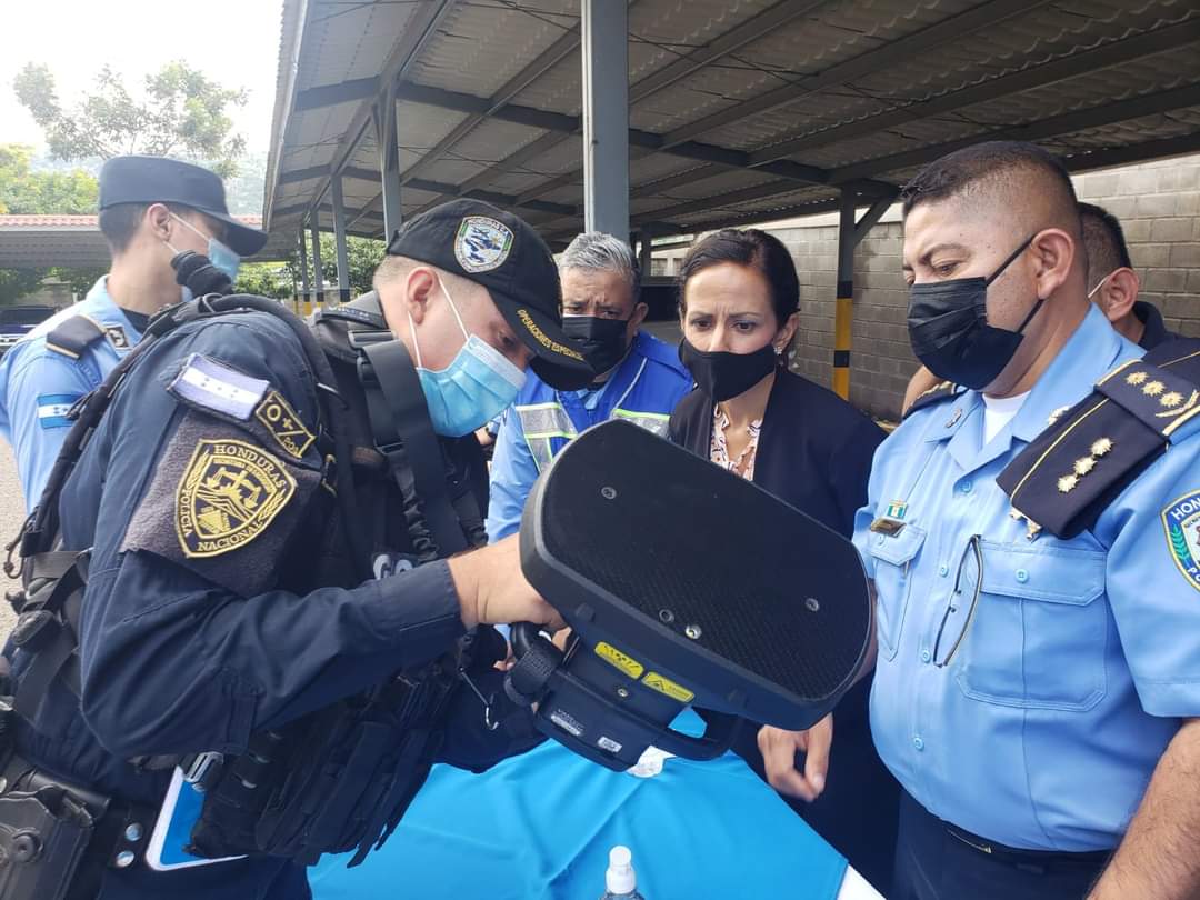 Embajada Americana dona equipo de escáner de rayos X móviles a Policía Nacional de Honduras