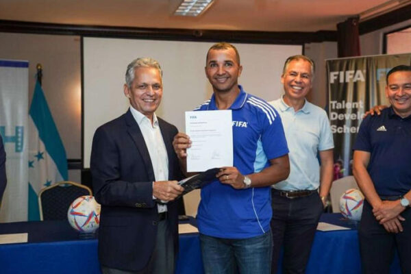 FIFA entrega premio a Donis Escober (exportero del Olimpia) por destacada participación en curso